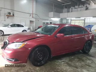 2014 Chrysler 200 LX z VIN 1C3CCBAG3EN132115, wystawiony jako Copart lot #44585945 z przebiegiem 104 111 mil mil oraz Szkody całkowita. Historia ofert i sprzedaży dostępna na DreamBid. Obrazek 1.