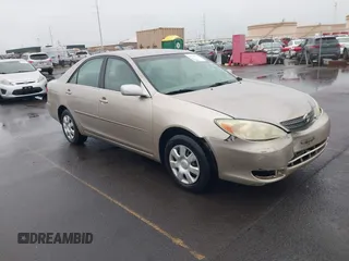 2002 Toyota Camry LE z VIN JTDBE32KX20022844, wystawiony jako IAAI lot #41392677 z przebiegiem 155 533 mil mil oraz . Historia ofert i sprzedaży dostępna na DreamBid. Obrazek 1.