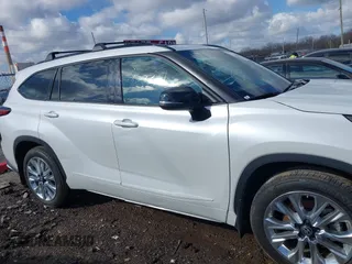 2022 Toyota Highlander XSE with VIN 5TDLZRBH0NS235559, listed as a IAAI auction lot 41684126 with 23,671 mi miles and . Bid and sale history available at DreamBid. Image 13.