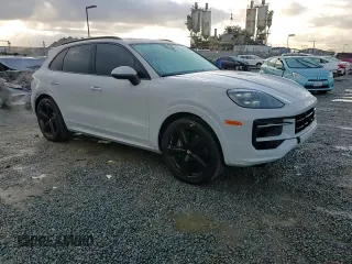 2024 Porsche Cayenne z VIN WP1AA2AY7RDA03399, wystawiony jako Copart lot #42403415 z przebiegiem 24 319 mil mil oraz Szkoda całkowita • Salvage title. Historia ofert i sprzedaży dostępna na DreamBid. Obrazek 12.