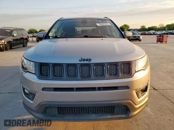 2020 Jeep Compass Altitude z VIN 3C4NJCBB7LT118041, wystawiony jako Copart lot #52822225 z przebiegiem 76 700 mil mil oraz Szkody całkowita. Historia ofert i sprzedaży dostępna na DreamBid. Obrazek 5.