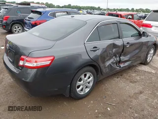 2011 Toyota Camry LE z VIN 4T4BF3EK1BR216262, wystawiony jako IAAI lot #42206210 z przebiegiem 79 660 mil mil oraz . Historia ofert i sprzedaży dostępna na DreamBid. Obrazek 4.
