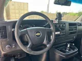 2014 Chevrolet Express Cargo z VIN 1GCSGAFX2E1169422, wystawiony jako IAAI lot #42526408 z przebiegiem 221 138 mil mil oraz . Historia ofert i sprzedaży dostępna na DreamBid. Obrazek 7.