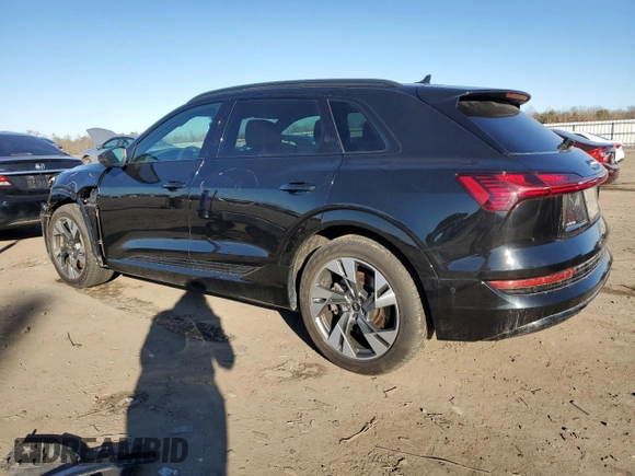 2022 Audi e-tron Premium z VIN WA1AAAGE3NB030477, wystawiony jako Copart lot #45118825 z przebiegiem 59 393 mil mil oraz Szkody całkowita. Historia ofert i sprzedaży dostępna na DreamBid. Obrazek 2.