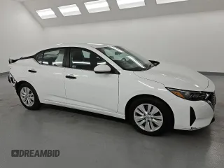 2024 Nissan Sentra S z VIN 3N1AB8BV7RY365951, wystawiony jako Copart lot #57902055 z przebiegiem 15 618 mil mil oraz Czysty tytuł • Clean title. Historia ofert i sprzedaży dostępna na DreamBid. Obrazek 4.