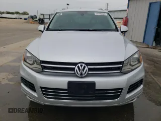 2012 Volkswagen Touareg Sport с VIN WVGFF9BP6CD001833, выставлен на аукционе Copart как лот 54188355 с пробегом 126 272 миль миль и Чистый • Clean title. История ставок и продаж доступна на DreamBid. Изображение 5.
