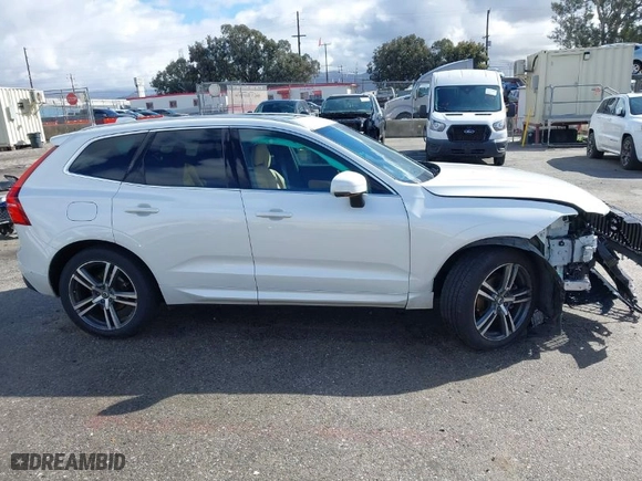 2019 Volvo XC60 Momentum with VIN LYV102DK8KB255769, listed as a IAAI auction lot 41573224 with 45,249 mi miles. Bid and sale history available at carsss.com. Image 13.
