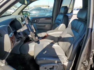 2003 GMC Envoy SLT z VIN 1GKDS13S332281271, wystawiony jako Copart lot #53685775 z przebiegiem 236 997 mil mil oraz Szkody całkowita. Historia ofert i sprzedaży dostępna na DreamBid. Obrazek 7.