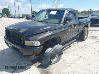 1998 Dodge 1500 z VIN 1B7HF16ZXWS574406, wystawiony jako IAAI lot #42409277 z przebiegiem 168 959 mil mil oraz . Historia ofert i sprzedaży dostępna na DreamBid. Obrazek 2.