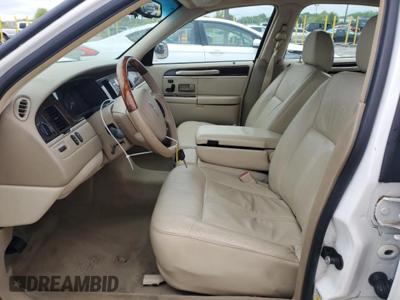 2008 Lincoln Town Car Limited z VIN 2LNHM82V98X636942, wystawiony jako Copart lot #57791415 z przebiegiem 132 930 mil mil oraz Szkoda całkowita • Salvage title. Historia ofert i sprzedaży dostępna na DreamBid. Obrazek 7.