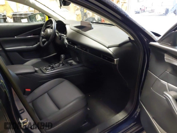 2022 Mazda CX-30 S Select z VIN 3MVDMBBL0NM440747, wystawiony jako IAAI lot #41864038 z przebiegiem 9667 mil mil oraz . Historia ofert i sprzedaży dostępna na DreamBid. Obrazek 5.