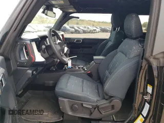 2024 Ford Bronco Heritage Edition z VIN 1FMDE4CH2RLA74426, wystawiony jako Copart lot #76751144 z przebiegiem 629 mil mil oraz Szkoda całkowita • Salvage title. Historia ofert i sprzedaży dostępna na DreamBid. Obrazek 7.