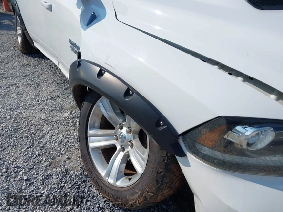 2013 Ram 1500 Sport z VIN 1C6RR7MT2DS571209, wystawiony jako IAAI lot #42635592 z przebiegiem 192 998 mil mil oraz . Historia ofert i sprzedaży dostępna na DreamBid. Obrazek 21.