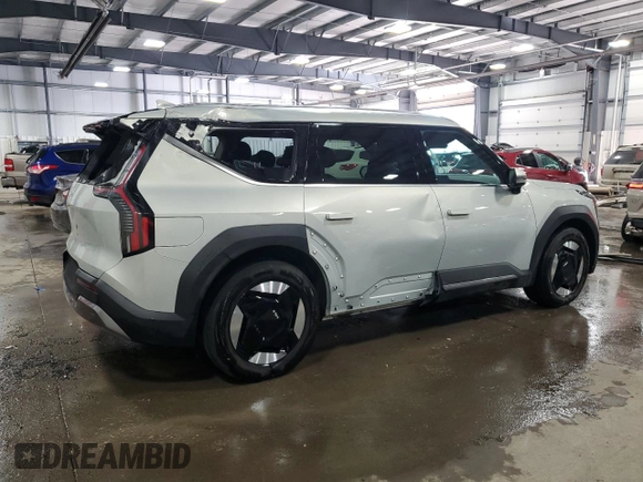 2024 Kia EV9 Wind z VIN KNDAFFS58R6018738, wystawiony jako Copart lot #47033525 z przebiegiem 18 434 mil mil oraz Szkoda całkowita • Salvage title. Historia ofert i sprzedaży dostępna na DreamBid. Obrazek 3.
