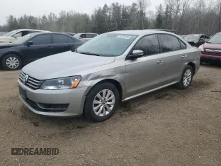 2013 Volkswagen Passat Wolfsburg Edition z VIN 1VWAH7A33DC110203, wystawiony jako Copart lot #52992965 z przebiegiem 183 873 mil mil oraz Nie do naprawy • Non repairable. Historia ofert i sprzedaży dostępna na DreamBid. Obrazek 1.