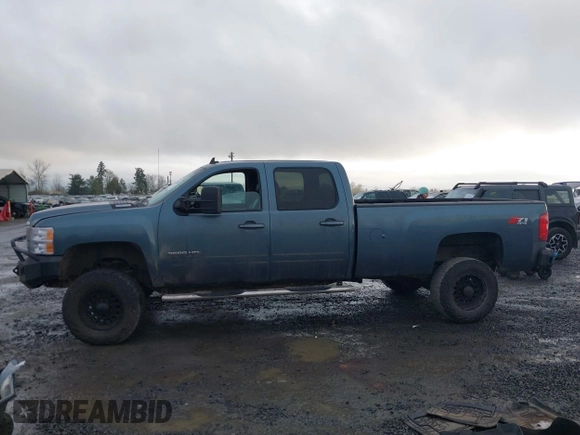 2010 Chevrolet Silverado 3500HD z VIN 1GC4K1B64AF108669, wystawiony jako IAAI lot #41289721 z przebiegiem 206 448 mil mil oraz . Historia ofert i sprzedaży dostępna na DreamBid. Obrazek 14.