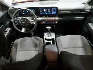 2024 Hyundai Kona SEL с VIN KM8HBCABXRU179860, выставлен на аукционе Copart как лот 61502185 с пробегом 19 376 миль миль и Чистый • Clean title. История ставок и продаж доступна на DreamBid. Изображение 8.