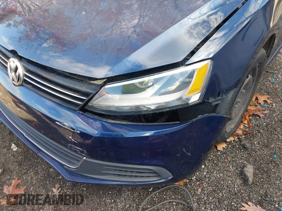 2013 Volkswagen Jetta Sedan SE with VIN 3VWDP7AJ8DM395980, listed as a IAAI auction lot 41013666 with 142,537 mi miles. Bid and sale history available at carsss.com. Image 6.