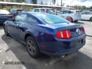 2012 Ford Mustang Premium z VIN 1ZVBP8AM6C5286607, wystawiony jako IAAI lot #42305725 z przebiegiem 137 065 mil mil oraz . Historia ofert i sprzedaży dostępna na DreamBid. Obrazek 3.