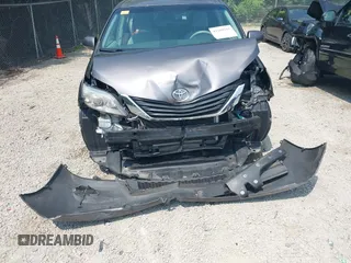 2011 Toyota Sienna LE AAS z VIN 5TDKK3DC1BS045280, wystawiony jako IAAI lot #42389241 z przebiegiem 165 653 mil mil oraz . Historia ofert i sprzedaży dostępna na DreamBid. Obrazek 6.