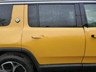 2023 Rivian R1S Adventure z VIN 7PDSGABA1PN009442, wystawiony jako Copart lot #55835815 z przebiegiem 28 048 mil mil oraz Szkody całkowita. Historia ofert i sprzedaży dostępna na DreamBid. Obrazek 11.