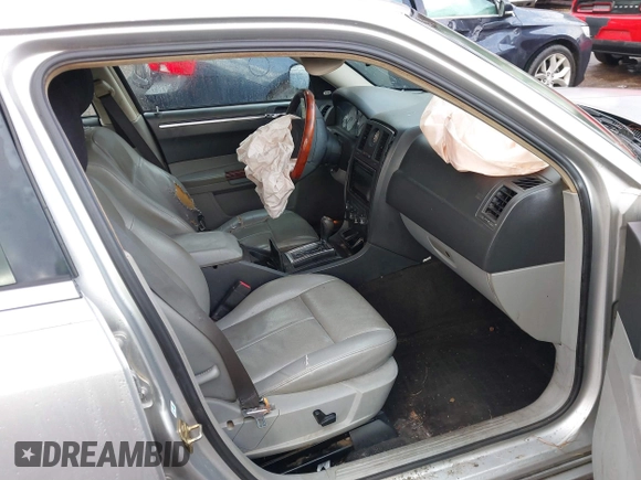 2006 Chrysler 300 Touring with VIN 2C3KA53G66H532518, listed as a IAAI auction lot 41356230 with 203,605 mi miles. Bid and sale history available at carsss.com. Image 5.