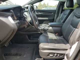 2020 Cadillac XT5 Premium Luxury AWD z VIN 1GYKNDRS4LZ142738, wystawiony jako Copart lot #61247675 z przebiegiem 60 353 mil mil oraz Szkoda całkowita • Salvage title. Historia ofert i sprzedaży dostępna na DreamBid. Obrazek 7.