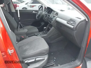 2018 Volkswagen Tiguan S z VIN 3VV0B7AX4JM124500, wystawiony jako IAAI lot #41974671 z przebiegiem 76 970 mil mil oraz . Historia ofert i sprzedaży dostępna na DreamBid. Obrazek 5.