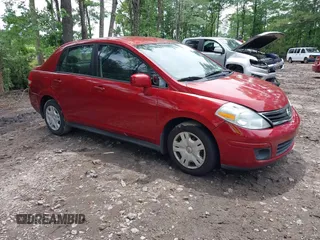 2010 Nissan Versa S z VIN 3N1BC1AP3AL458043, wystawiony jako IAAI lot #42325382 z przebiegiem 224 639 mil mil oraz . Historia ofert i sprzedaży dostępna na DreamBid. Obrazek 1.