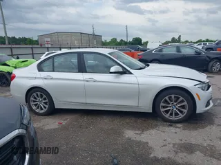 2018 BMW 3 Series 320i z VIN WBA8E1G53JNU90270, wystawiony jako IAAI lot #42183837 z przebiegiem 90 106 mil mil oraz . Historia ofert i sprzedaży dostępna na DreamBid. Obrazek 13.