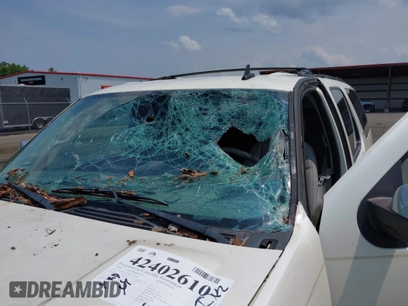 2008 Chevrolet Suburban LTZ z VIN 1GNFC16JX8R252506, wystawiony jako IAAI lot #42402610 z przebiegiem 308 625 mil mil oraz . Historia ofert i sprzedaży dostępna na DreamBid. Obrazek 6.