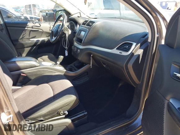 2015 Dodge Journey SE z VIN 3C4PDCAB5FT739266, wystawiony jako IAAI lot #41725086 z przebiegiem 134 109 mil mil oraz . Historia ofert i sprzedaży dostępna na DreamBid. Obrazek 5.