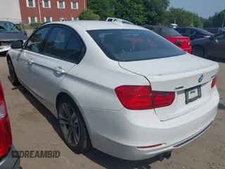 2013 BMW 3 Series 328i xDrive z VIN WBA3B5C54DF591560, wystawiony jako IAAI lot #42541081 z przebiegiem 128 429 mil mil oraz . Historia ofert i sprzedaży dostępna na DreamBid. Obrazek 3.
