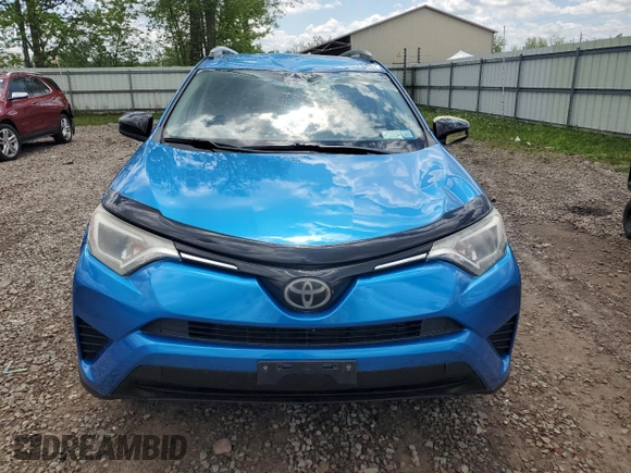 2018 Toyota RAV4 LE z VIN JTMBFREV6JJ260625, wystawiony jako Copart lot #56624485 z przebiegiem 47 281 mil mil oraz Szkoda całkowita • Salvage title. Historia ofert i sprzedaży dostępna na DreamBid. Obrazek 5.