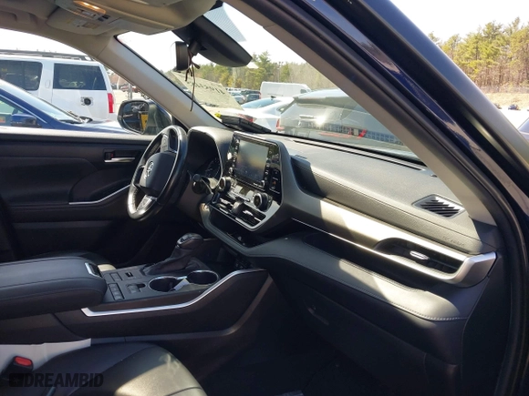 2020 Toyota Highlander XLE with VIN 5TDGZRBH0LS003381, listed as a IAAI auction lot 41953485 with 97,057 mi miles. Bid and sale history available at carsss.com. Image 5.