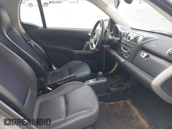 2009 Smart fortwo Pure z VIN WMEEJ31X99K209322, wystawiony jako IAAI lot #42465179 z przebiegiem 75 730 mil mil oraz . Historia ofert i sprzedaży dostępna na DreamBid. Obrazek 5.