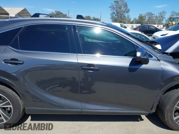 2024 Lexus RX 350h z VIN 2T2BBMCA3RC042093, wystawiony jako IAAI lot #42703983 z przebiegiem 24 179 mil mil oraz . Historia ofert i sprzedaży dostępna na DreamBid. Obrazek 14.