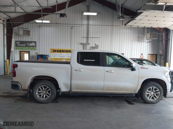 2019 Chevrolet Silverado 1500 LT with VIN 3GCUYDED1KG120689, listed as a IAAI auction lot 39880413 with 135 mi miles. Bid and sale history available at carsss.com. Image 13.