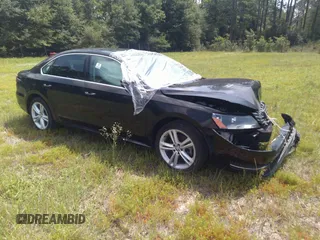 2015 Volkswagen Passat SE z VIN 1VWBV7A39FC041582, wystawiony jako IAAI lot #41281492 z przebiegiem 76 854 mil mil oraz . Historia ofert i sprzedaży dostępna na DreamBid. Obrazek 1.