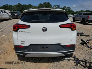 2021 Buick Encore GX Select z VIN KL4MMDSL1MB080983, wystawiony jako Copart lot #57167195 z przebiegiem Nie podano mil oraz Szkoda całkowita • Salvage title. Historia ofert i sprzedaży dostępna na DreamBid. Obrazek 6.
