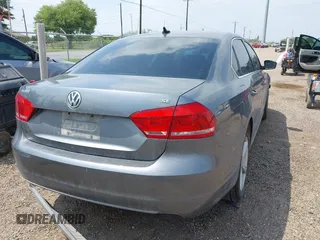 2013 Volkswagen Passat SE z VIN 1VWBH7A32DC011750, wystawiony jako IAAI lot #42199020 z przebiegiem 155 806 mil mil oraz . Historia ofert i sprzedaży dostępna na DreamBid. Obrazek 4.