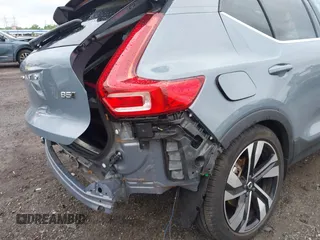 2023 Volvo XC40 Ultimate Bright Theme с VIN YV4L12UAXP2025895, выставлен на аукционе IAAI как лот 42294917 с пробегом 5 384 миль миль и . История ставок и продаж доступна на DreamBid. Изображение 18.