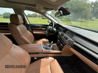 2012 BMW 7 Series 750Li xDrive z VIN WBAKC8C59CC437999, wystawiony jako Copart lot #59036005 z przebiegiem 145 420 mil mil oraz Tytuł czysty. Historia ofert i sprzedaży dostępna na DreamBid. Obrazek 5.
