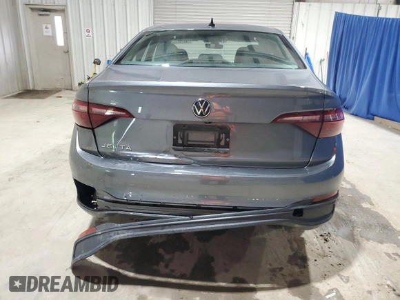2024 Volkswagen Jetta S z VIN 3VW5M7BU9RM005367, wystawiony jako Copart lot #61485685 z przebiegiem 33 968 mil mil oraz Czysty tytuł • Clean title. Historia ofert i sprzedaży dostępna na DreamBid. Obrazek 6.