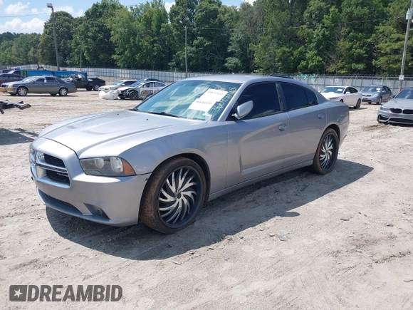 2013 Dodge Charger SE z VIN 2C3CDXBG0DH639988, wystawiony jako IAAI lot #40032112 z przebiegiem 197 941 mil mil oraz . Historia ofert i sprzedaży dostępna na DreamBid. Obrazek 2.