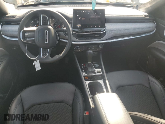 2024 Jeep Compass Latitude z VIN 3C4NJDBN3RT120345, wystawiony jako Copart lot #45423375 z przebiegiem 985 mil mil oraz Czysty tytuł • Clean title. Historia ofert i sprzedaży dostępna na DreamBid. Obrazek 8.