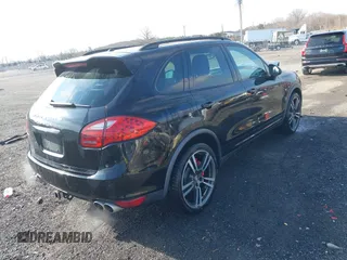 2012 Porsche Cayenne Turbo z VIN WP1AC2A23CLA84310, wystawiony jako IAAI lot #41530314 z przebiegiem 103 859 mil mil oraz . Historia ofert i sprzedaży dostępna na DreamBid. Obrazek 4.