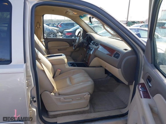 2010 Chevrolet Suburban LT with VIN 1GNUKJE35AR260614, listed as a IAAI auction lot 41835589 with 225,255 mi miles. Bid and sale history available at carsss.com. Image 5.