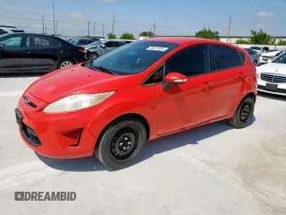 2013 Ford Fiesta SE z VIN 3FADP4EJ9DM150459, wystawiony jako Copart lot #58821665 z przebiegiem 134 177 mil mil oraz Czysty tytuł • Clean title. Historia ofert i sprzedaży dostępna na DreamBid. Obrazek 1.