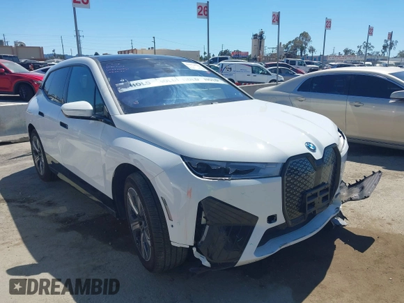 2024 BMW iX xDrive50 z VIN WB523CF08RCR16666, wystawiony jako IAAI lot #41974529 z przebiegiem 3751 mil mil oraz . Historia ofert i sprzedaży dostępna na DreamBid. Obrazek 1.